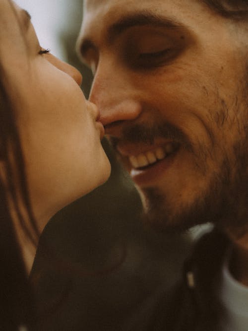 muž a žena polibek na nos